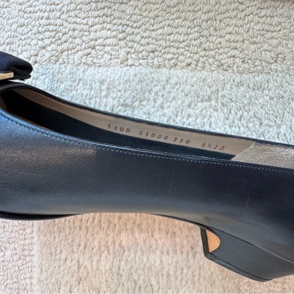 Salvatore Ferragamo Navy Leather Vara Shoes with Bow 9.5 Narrow Never Worn! - Picture 11 of 14